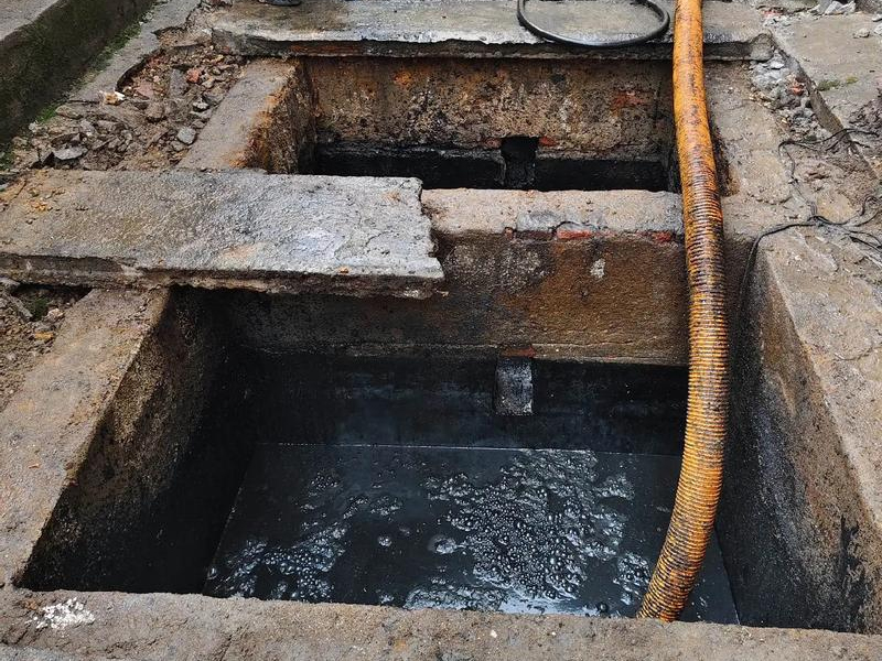 建宁路清理化粪池
